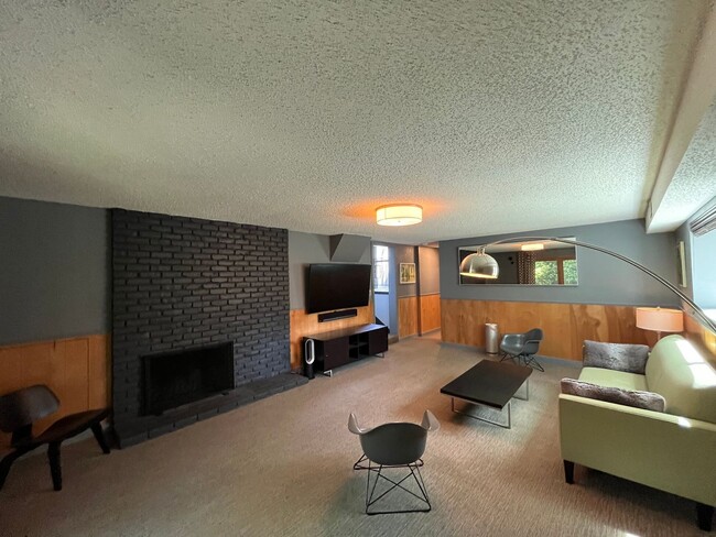 Building Photo - Midcentury modern 4-bedroom, 3-bathroom ho...