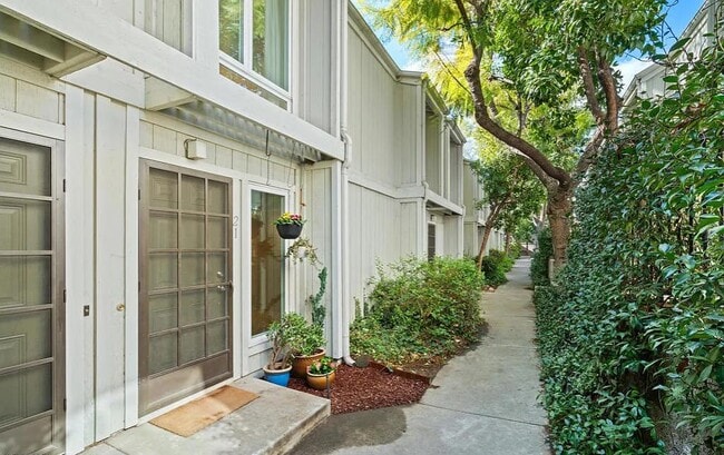 Building Photo - 137 N Oak Knoll Ave