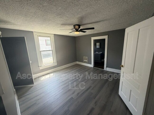 Building Photo - 2104 Laura St