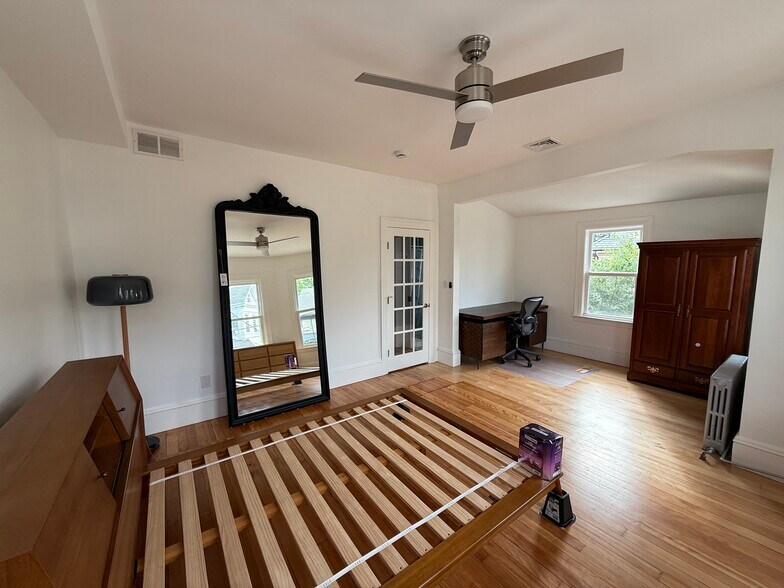 Building Photo - 96 Munroe St