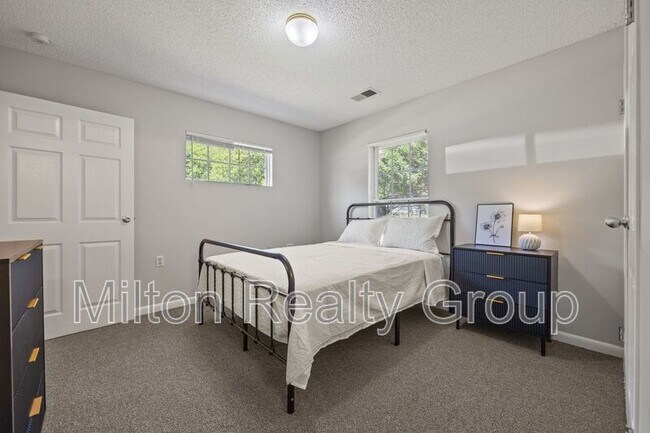 Building Photo - 74 Fantasy Ln