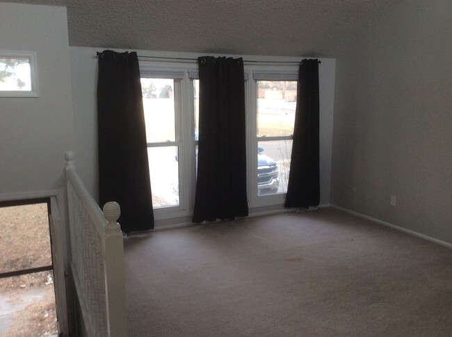 Building Photo - 2 BEDROOM, 1 BATHROOM TOWNHOUSE IN THE AVE...