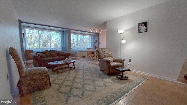 Building Photo - 10401 Grosvenor Pl