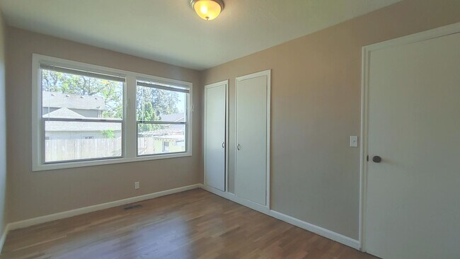 Building Photo - Darling Updated Cottage with New Kitchen a...