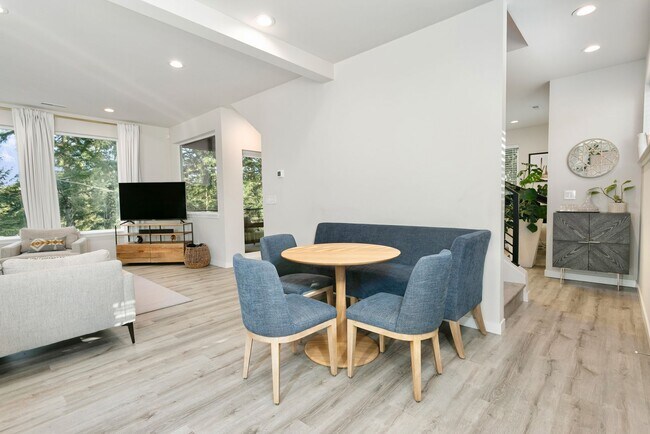 Building Photo - Gorgeous House in a Family-Friendly neighb...