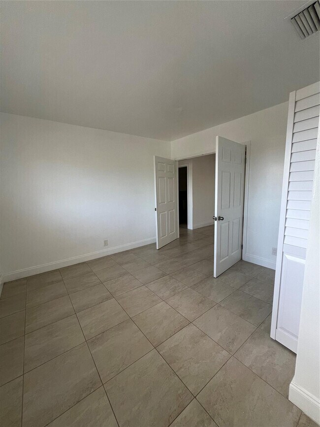 Building Photo - 2550 NE 51st St