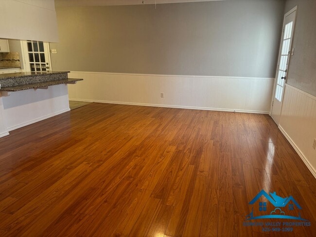 Building Photo - For Rent - 4 Bed/2 Bath near ASU