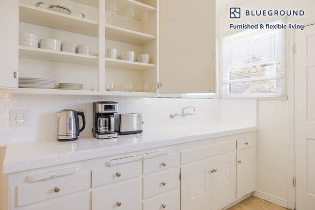 Building Photo - 136 S Roxbury Dr