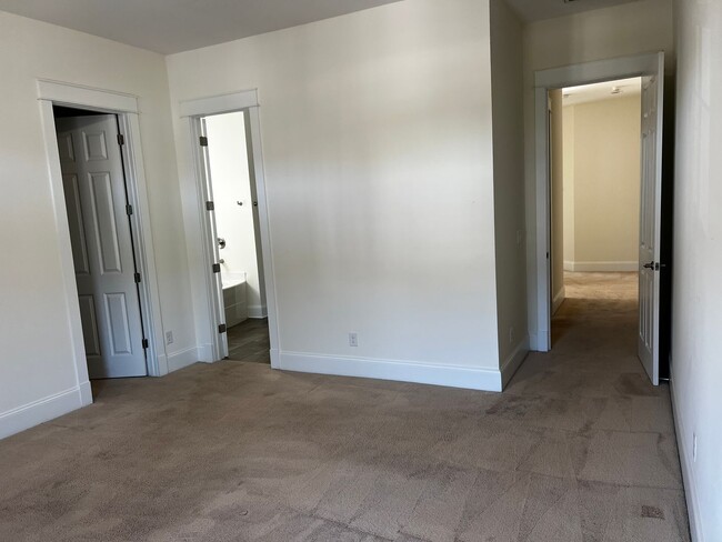 Building Photo - Beautiful Townhome in Central Myrtle Beach!