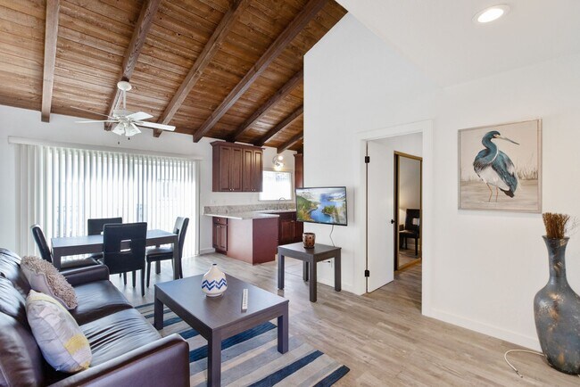 Building Photo - Highly Upgraded, Top Floor Condo in Huntin...