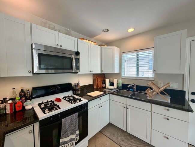 Building Photo - Classic Carlsbad Beach Bungalow