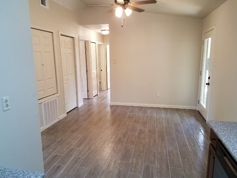 Building Photo - 5227 Vlg Gln Dr