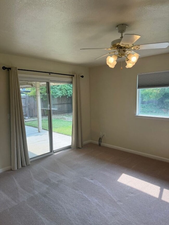 Building Photo - Home in Country Heights Subdivision Area w...