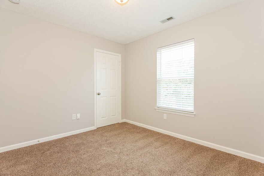 Building Photo - 715 Almora Dr
