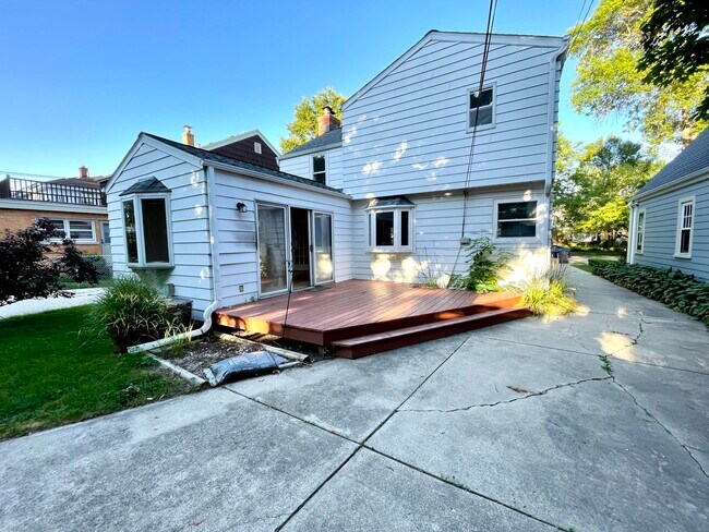 Building Photo - 4759 N Sheffield Ave