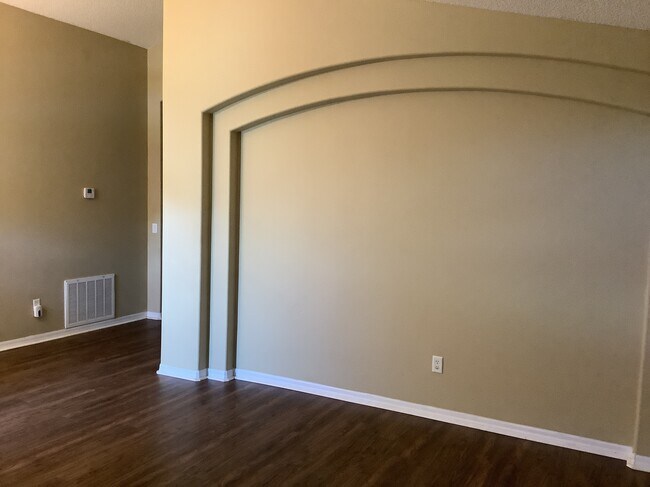 Building Photo - 2207 Golden Ivy Way