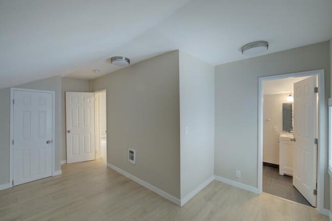 Building Photo - 5 bedroom in Seattle WA 98105