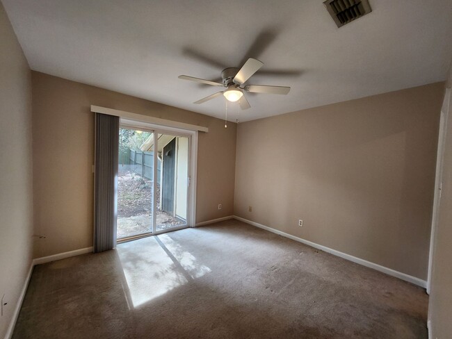 Building Photo - 2 bedroom duplex available for a move Marc...