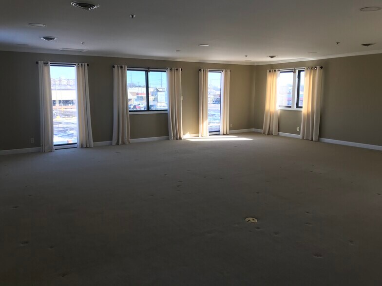 Building Photo - 970 S Hebron Ave