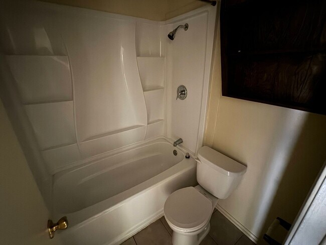 Building Photo - 2206 Silverway Dr