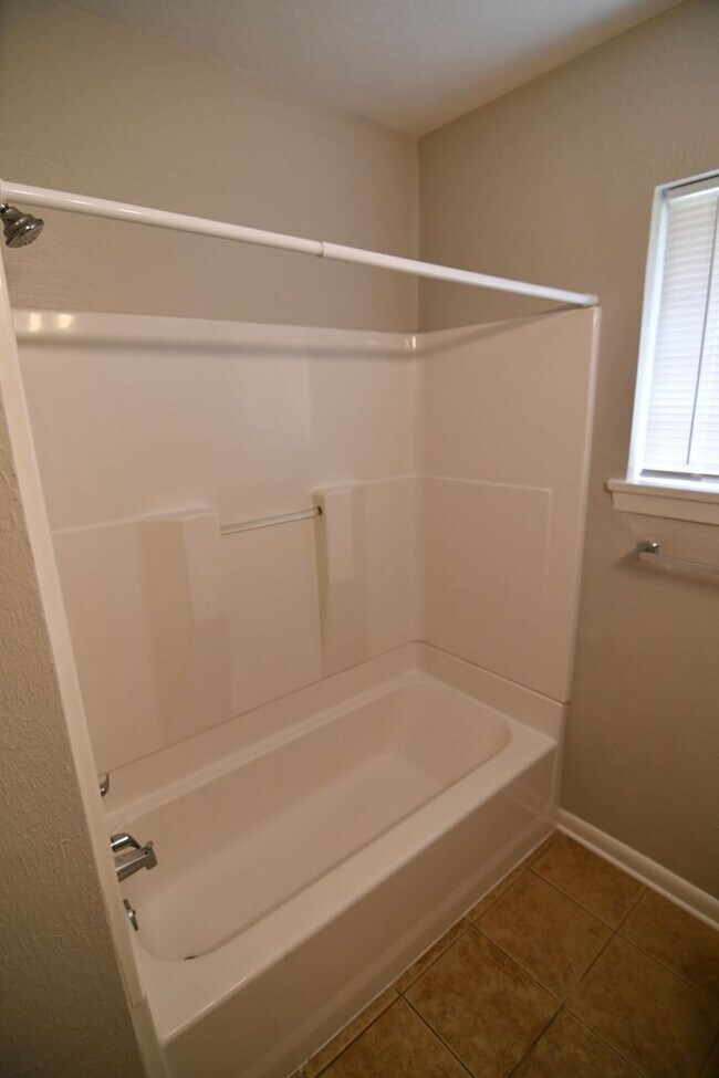 Building Photo - Newly Renovated!  3 bedroom, 1 bath home off Baker Blvd with easy access to Plank