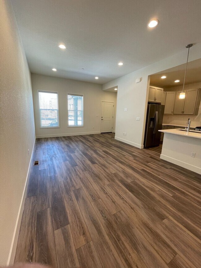 Building Photo - 3bed/3.5bath Townhouse in Downtown Superior - Available August!