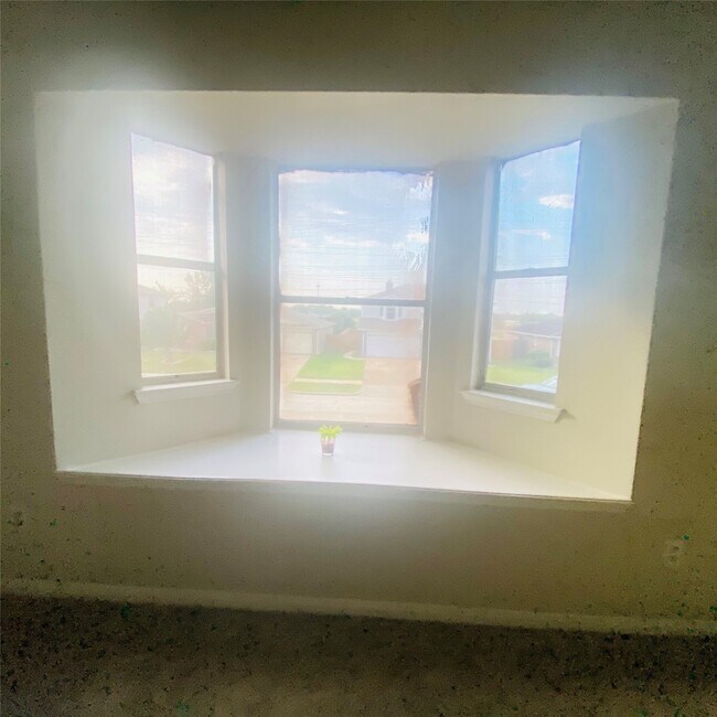 Building Photo - 6527 River Bluff Dr