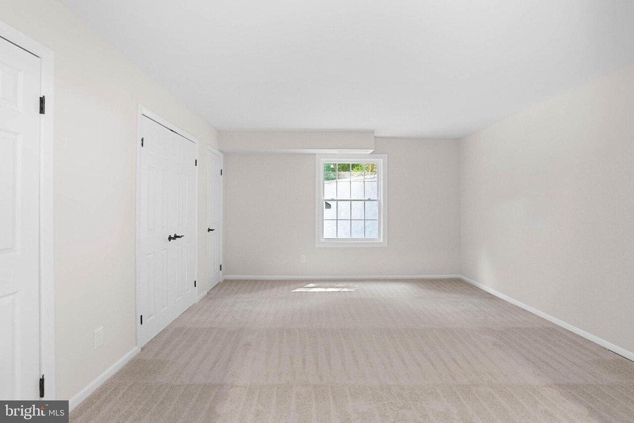Building Photo - 3915 Lyndhurst Dr