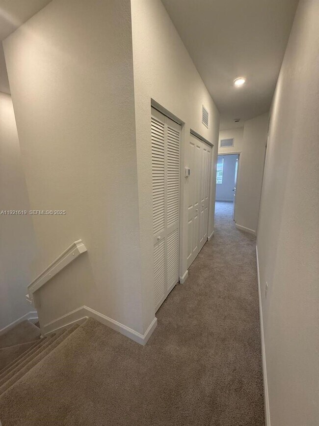 Building Photo - 2746 SE 24th Terrace