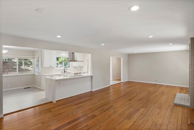 Building Photo - Spacious Menlo Park Retreat with 6 Bedroom...
