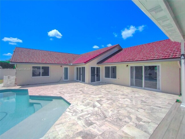 Building Photo - 5780 Sun Pointe Cir