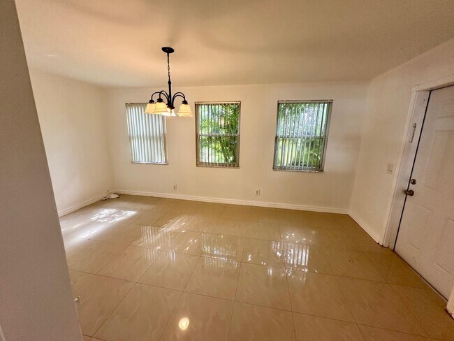 Building Photo - 308 SE 12th St