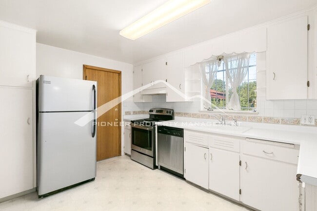 Building Photo - Spacious Duplex with Central AC and Washer...