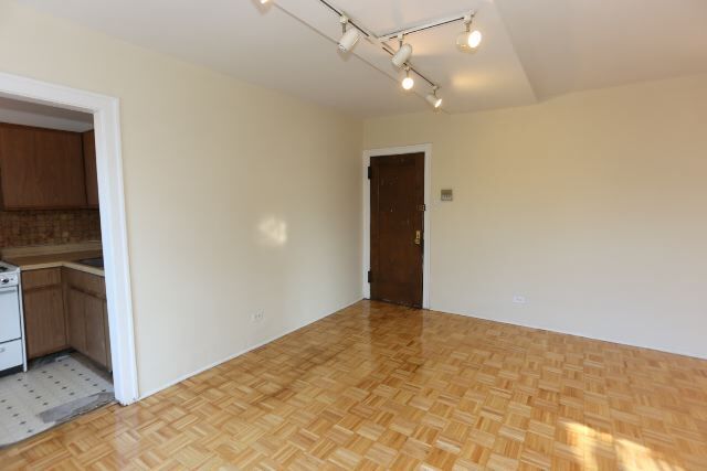 Building Photo - 629 W Belmont Ave