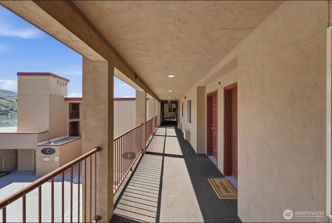 Building Photo - 322 W Woodin Ave