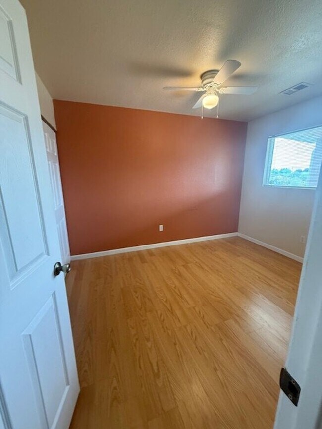 Building Photo - 2 Bedroom Home Contact Property Pros