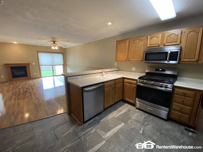 Building Photo - 3 bedroom/3 bath Townhome in Norwalk for Rent