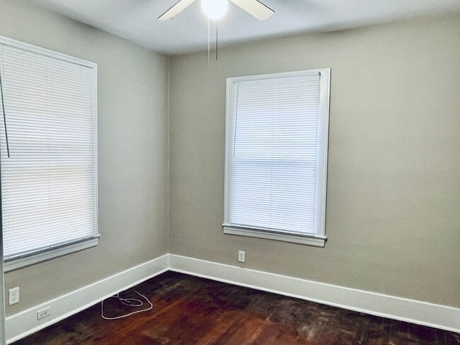 Building Photo - Two Bedroom House with Detached Garage-Section 8 Accepted