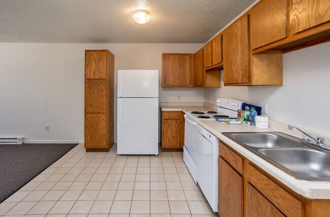 Building Photo - 1676 S 15th Ave W