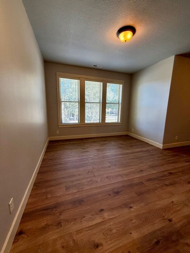 Building Photo - Stunning 4-Bedroom Aspen Rim Home in Bend!