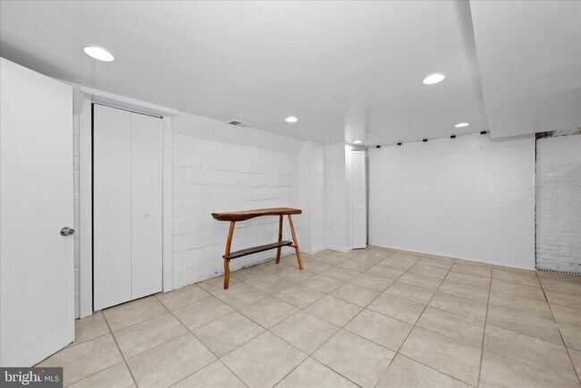 Building Photo - 801 Cox Ave