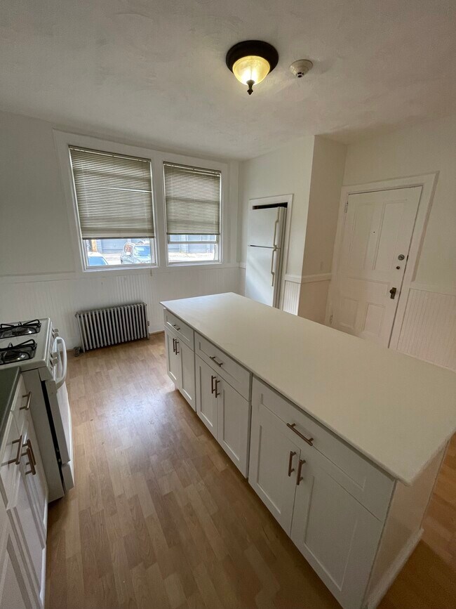 Building Photo - 112 Waterman St