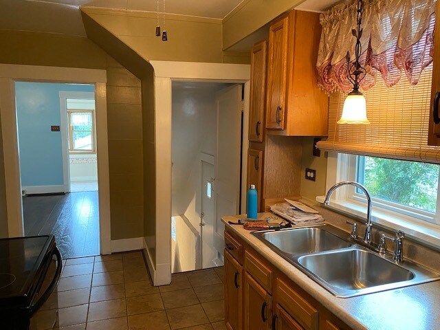 Kitchen to basement stairs - 475 Park St