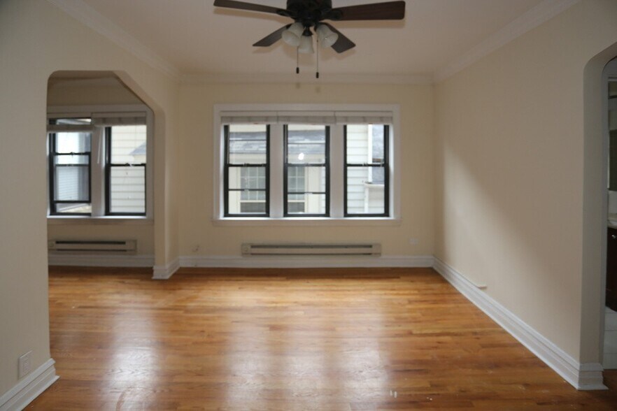 Building Photo - 4740 N Hermitage Ave
