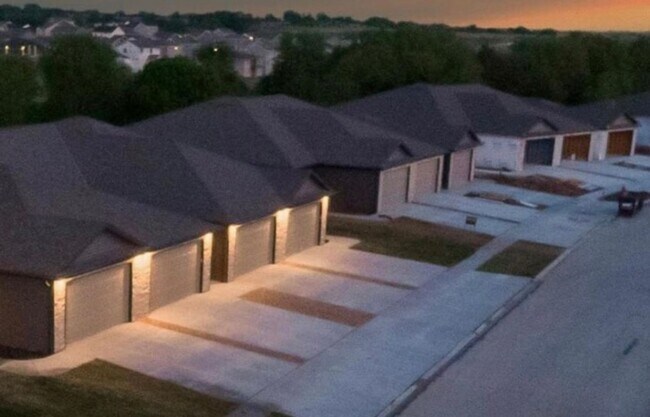 Building Photo - Brand New 2 bed/2.5 bathroom townhome in S...