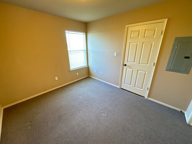 Building Photo - 2725 Lovers Lane Rd