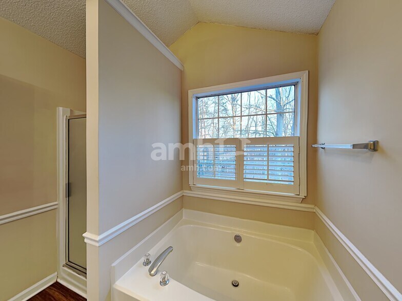 Building Photo - 1255 Hawthorne Dr