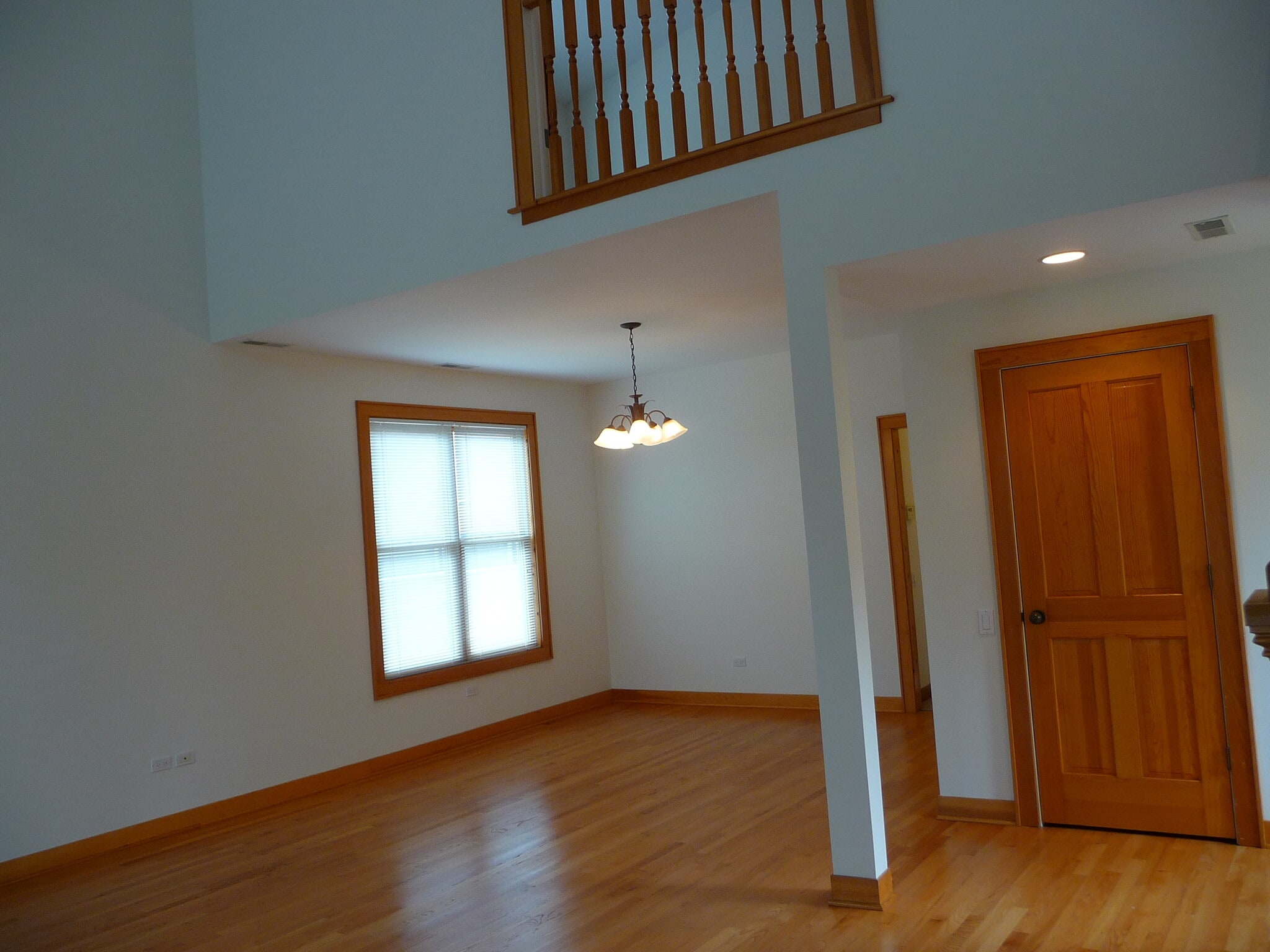 Dining area - 2648 N Greenview Ave