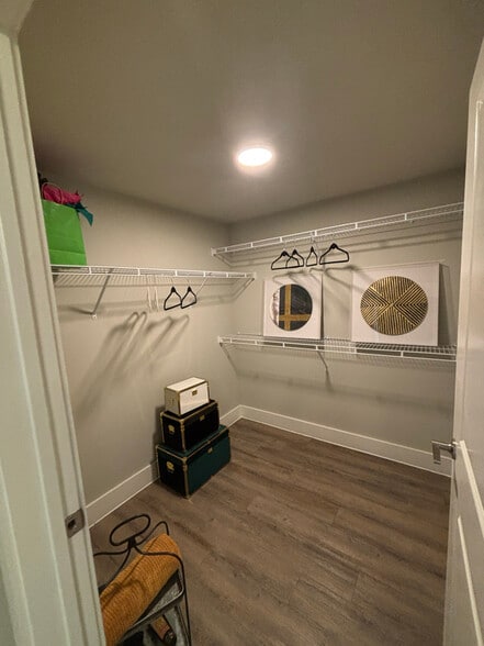 Building Photo - 425 El Rio St