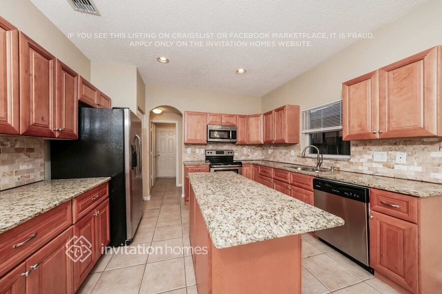 Building Photo - 7640 Colony Palm Dr